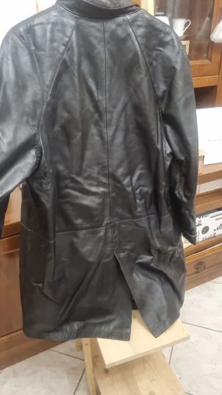 Cappotto in pelle nero con bottoni
