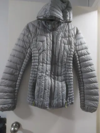Chaqueta acolchada gris con capucha