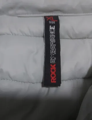 Chaqueta acolchada gris con capucha