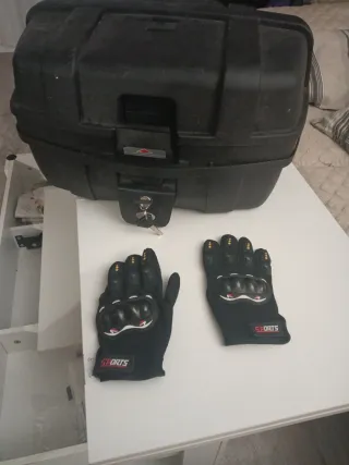 Baúl de moto negro 53x45x30 con guantes talla m