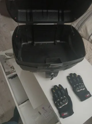 Baúl de moto negro 53x45x30 con guantes talla m