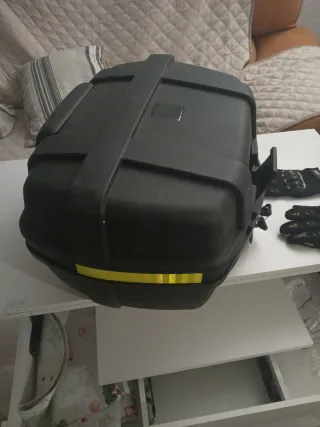 Baúl de moto negro 53x45x30 con guantes talla m