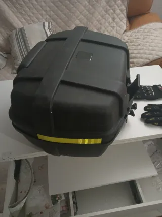 Baúl de moto negro 53x45x30 con guantes talla m