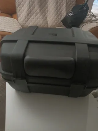 Baúl de moto negro 53x45x30 con guantes talla m