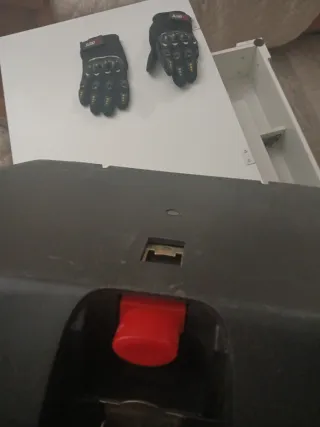 Baúl de moto negro 53x45x30 con guantes talla m