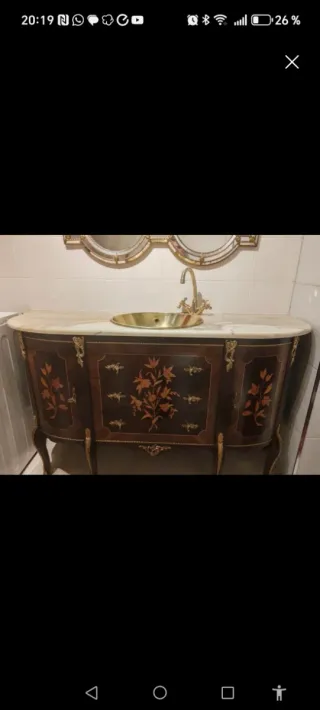 Mueble de baño con lavabo y grifería dorada