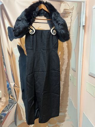 Traje de fiesta con cuello de piel negro