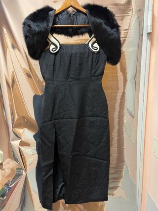 Traje de fiesta con cuello de piel negro