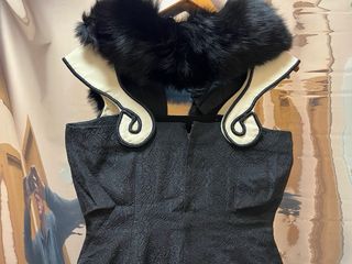 Traje de fiesta con cuello de piel negro