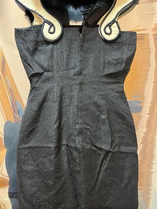 Traje de fiesta con cuello de piel negro