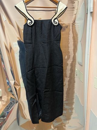 Traje de fiesta con cuello de piel negro