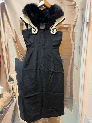 Traje de fiesta con cuello de piel negro