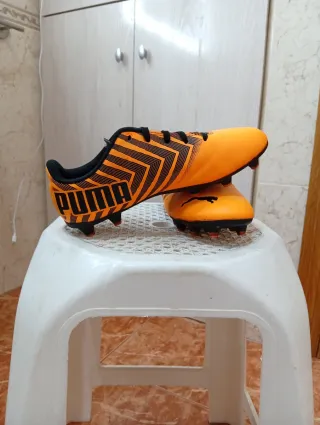 Botas de fútbol Puma Naranja y Negro ¡TALLA 34!