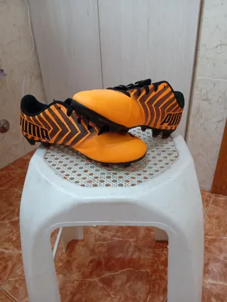 Botas de fútbol Puma Naranja y Negro ¡TALLA 34!