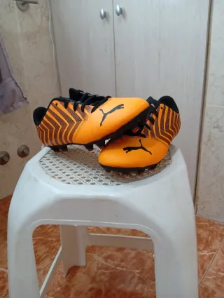 Botas de fútbol Puma Naranja y Negro ¡TALLA 34!