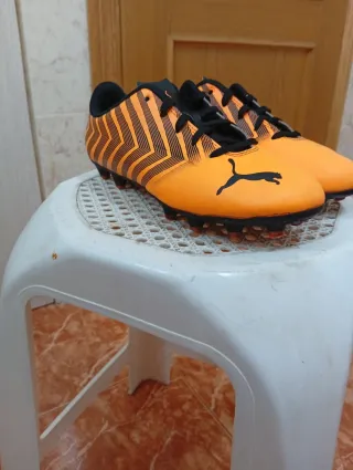 Botas de fútbol Puma Naranja y Negro ¡TALLA 34!
