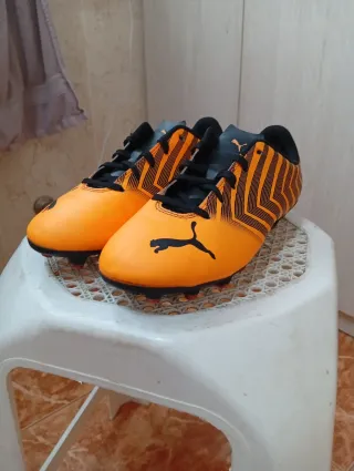 Botas de fútbol Puma Naranja y Negro ¡TALLA 34!