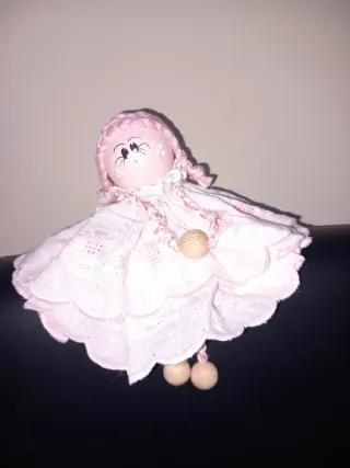 Bambola fatta a mano seduta