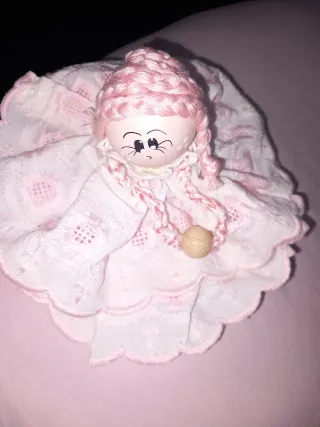 Bambola fatta a mano seduta