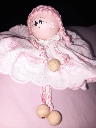 Bambola fatta a mano seduta