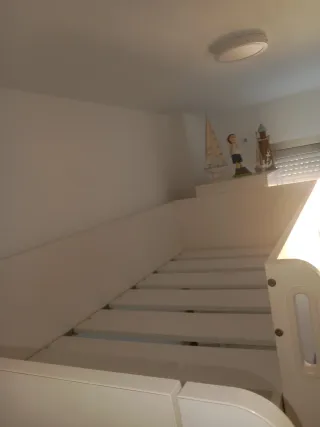 Cama  escritorio y armario chico con cajón