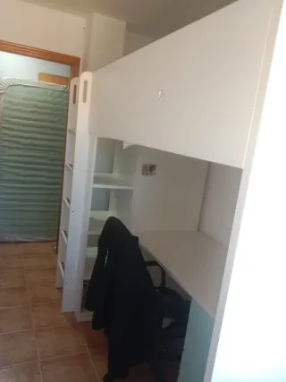 Cama  escritorio y armario chico con cajón