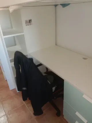 Cama  escritorio y armario chico con cajón