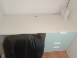 Cama  escritorio y armario chico con cajón