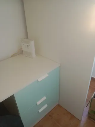 Cama  escritorio y armario chico con cajón