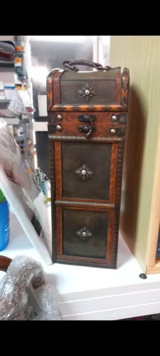 Portabotellas de madera y metal