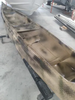 Canoa canadiense de fibra recién restaurada