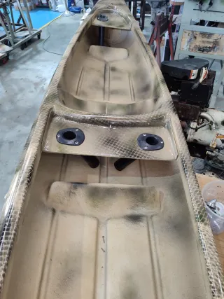 Canoa canadiense de fibra recién restaurada