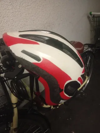 Casco de bicicleta rojo y negro