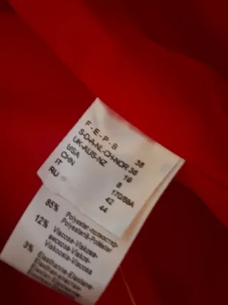 Abrigo paño rojo talla 38, es como una S
