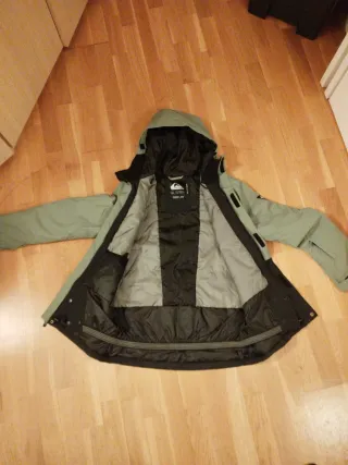 Abrigo Quiksilver verde y negro