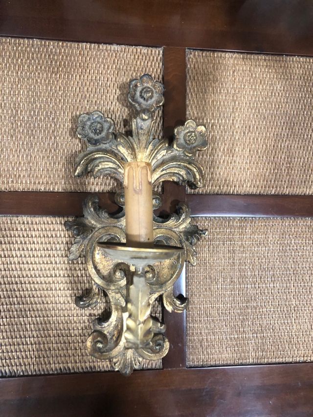 Candelabro in metallo dorato con dettagli floreali