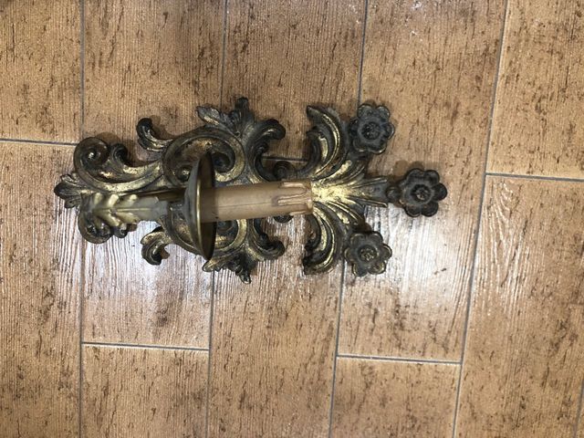 Candelabro in metallo dorato con dettagli floreali