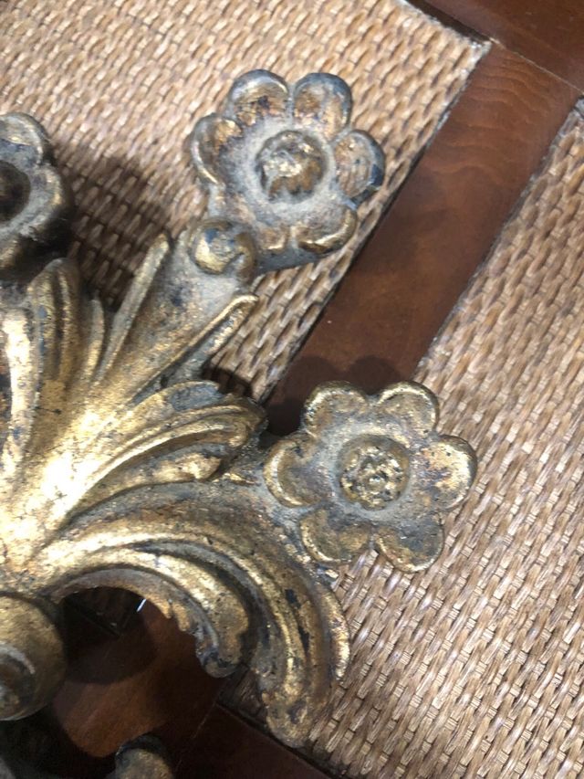 Candelabro in metallo dorato con dettagli floreali