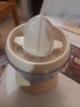 Exprimidor eléctrico. Marca Selecline.