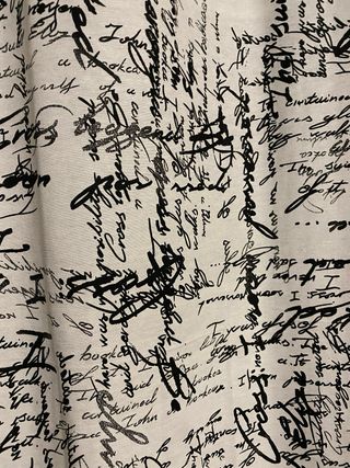 Cortinas blancas con letras negras