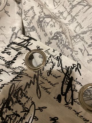 Cortinas blancas con letras negras