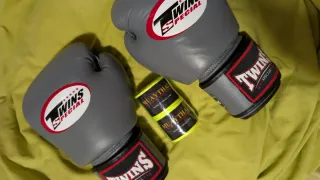 Guantes Boxeo Twins Special Grises y vendas