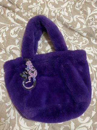 Bolso peluche morado con charm