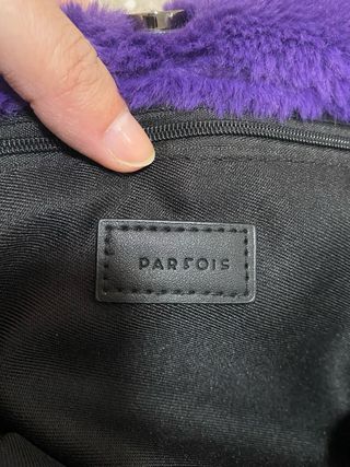 Bolso peluche morado con charm