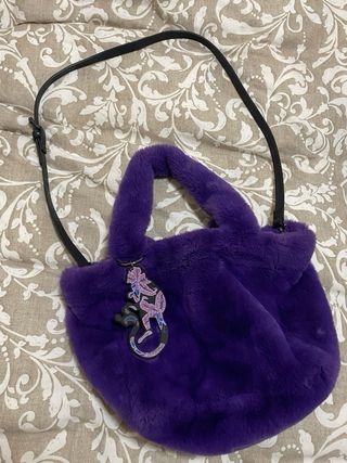 Bolso peluche morado con charm