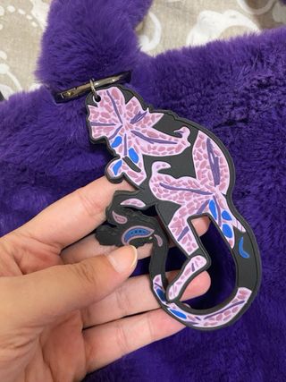 Bolso peluche morado con charm