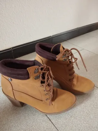 Botines de tacón con cordones