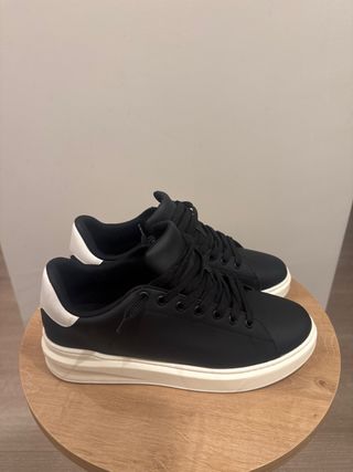 Zapatillas Zara Negras y Blancas