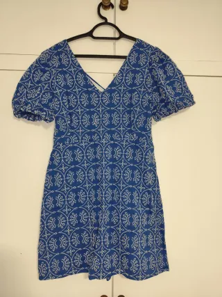 Vestido azul con bordado blanco