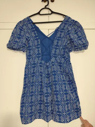 Vestido azul con bordado blanco